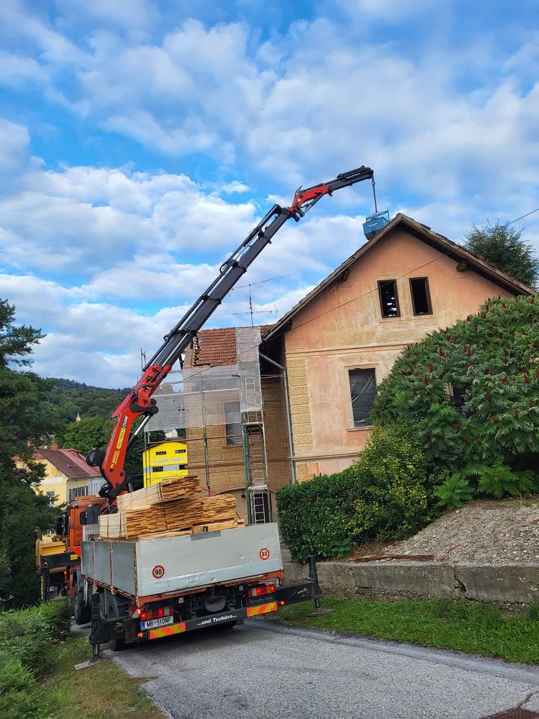 Dvig bremena na streho pri obnovi hiše