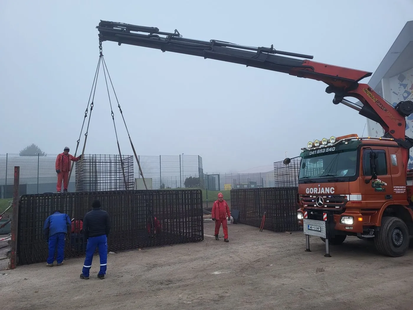 Tovornjak Mercedes-Benz Actros z dvigalom Palfinger PK 85002 med delom