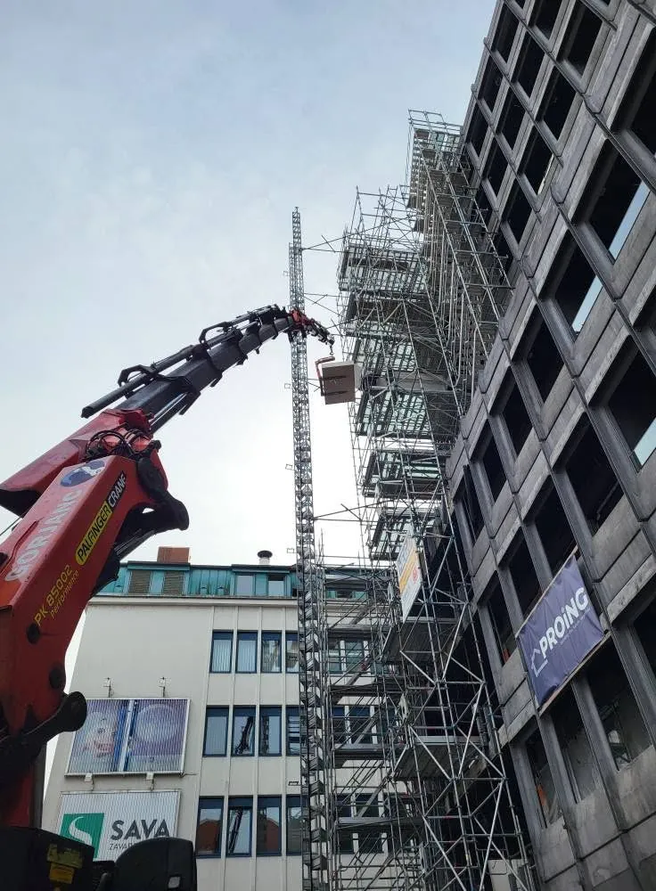 Dvig materiala ob odru na višji stavbi v mestu