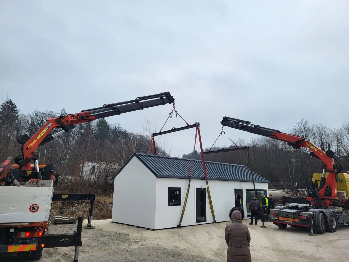 Postavitev montažne hiške z dvema dvigaloma