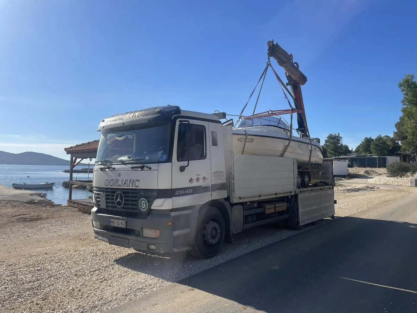 Mercedes-Benz Actros 2640 z dvigalom PK 13000 med dvigom čolna